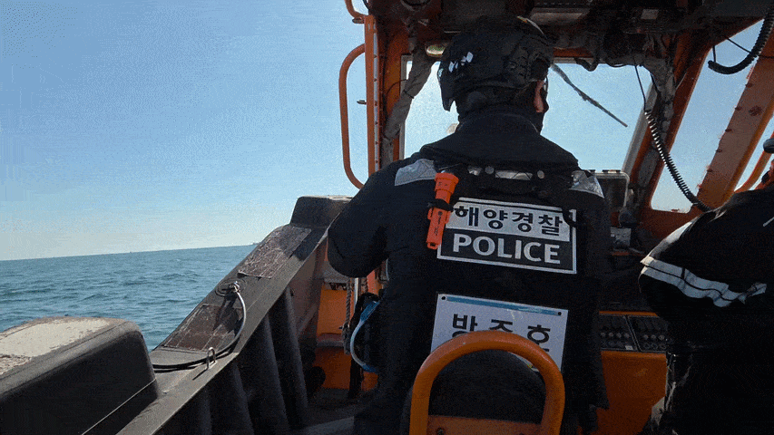 이달 6일 해양경찰 1002함 특수기동대 요원들이 고속단정에 탑승해 서해상을 항해하고 있다. 황동건 기자