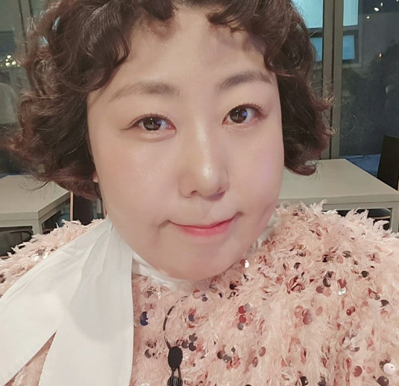 노란 수영복에 섹시한 몸매 어필하는 존예 처자