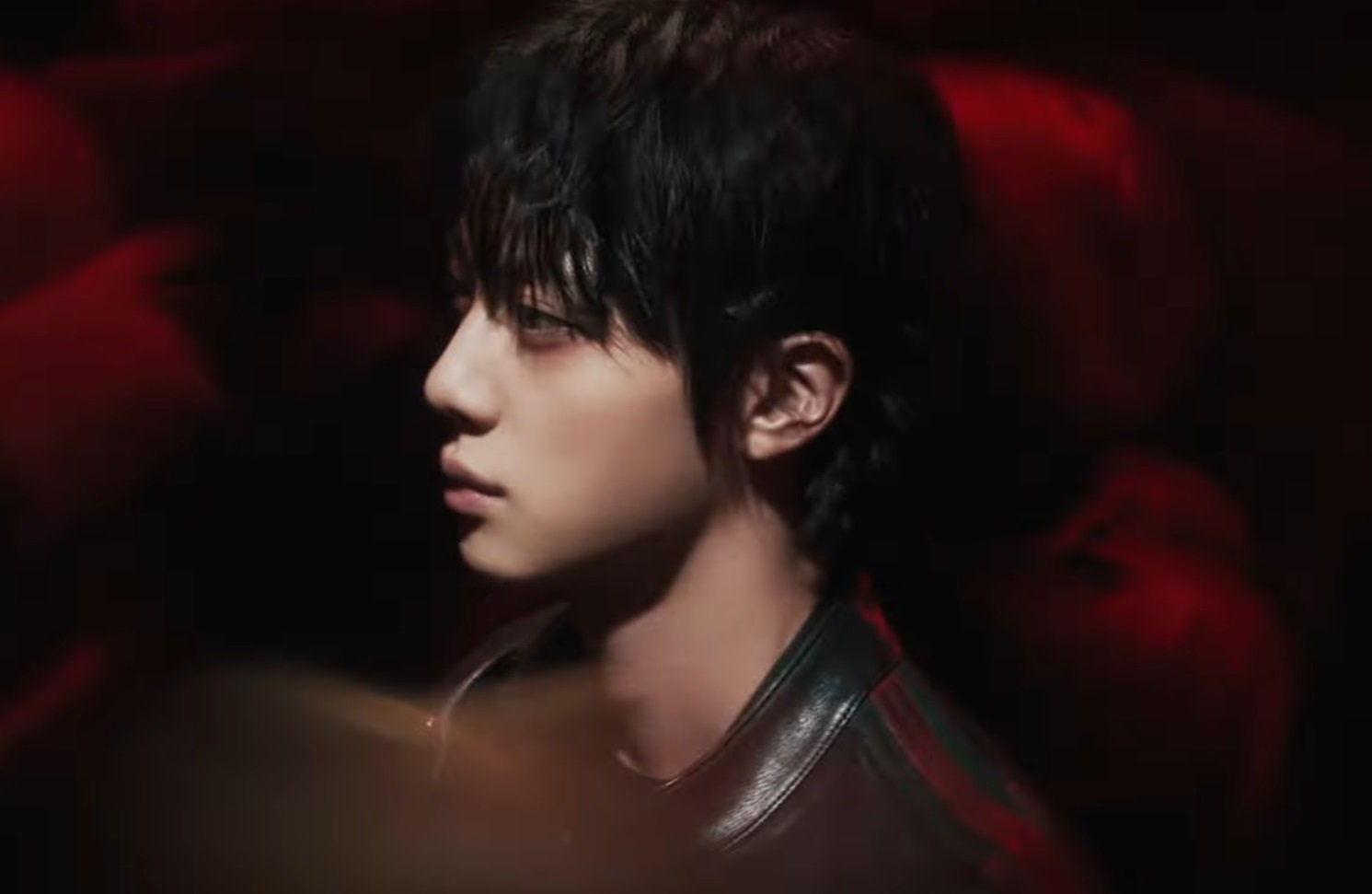 노란 수영복에 섹시한 몸매 어필하는 존예 처자