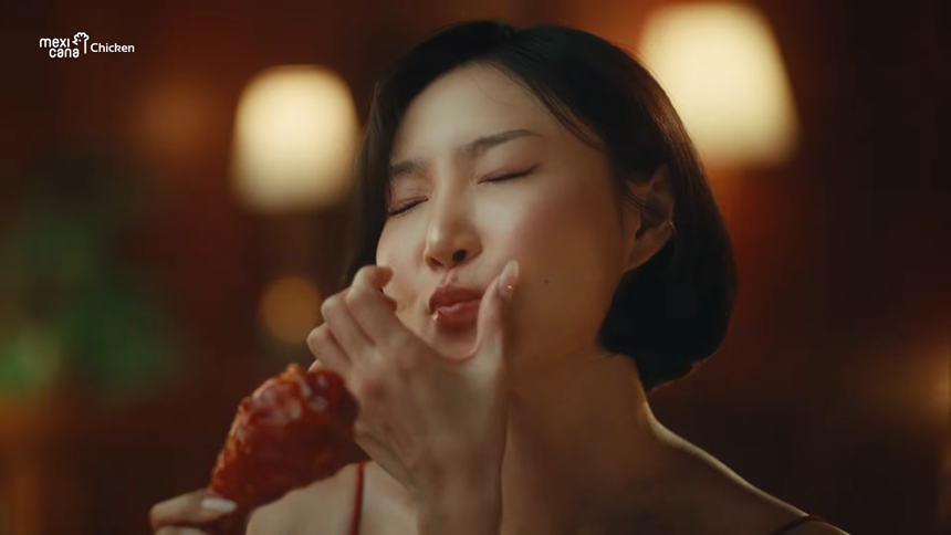 노란 수영복에 섹시한 몸매 어필하는 존예 처자