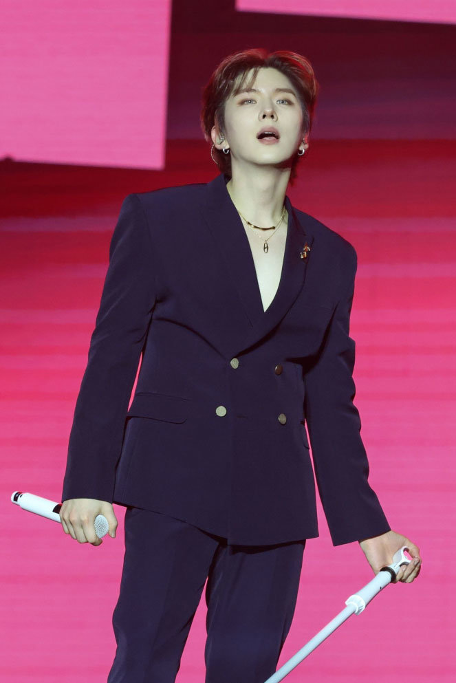 노란 수영복에 섹시한 몸매 어필하는 존예 처자