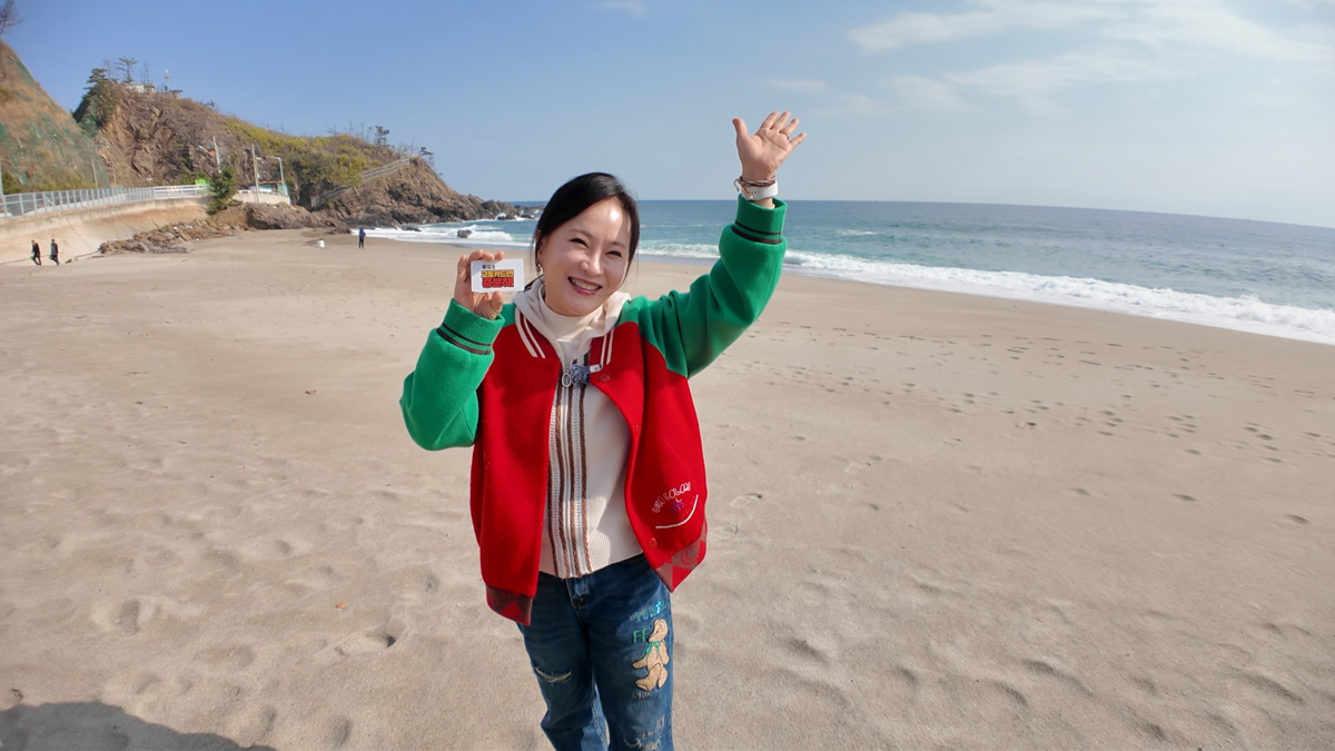 노란 수영복에 섹시한 몸매 어필하는 존예 처자