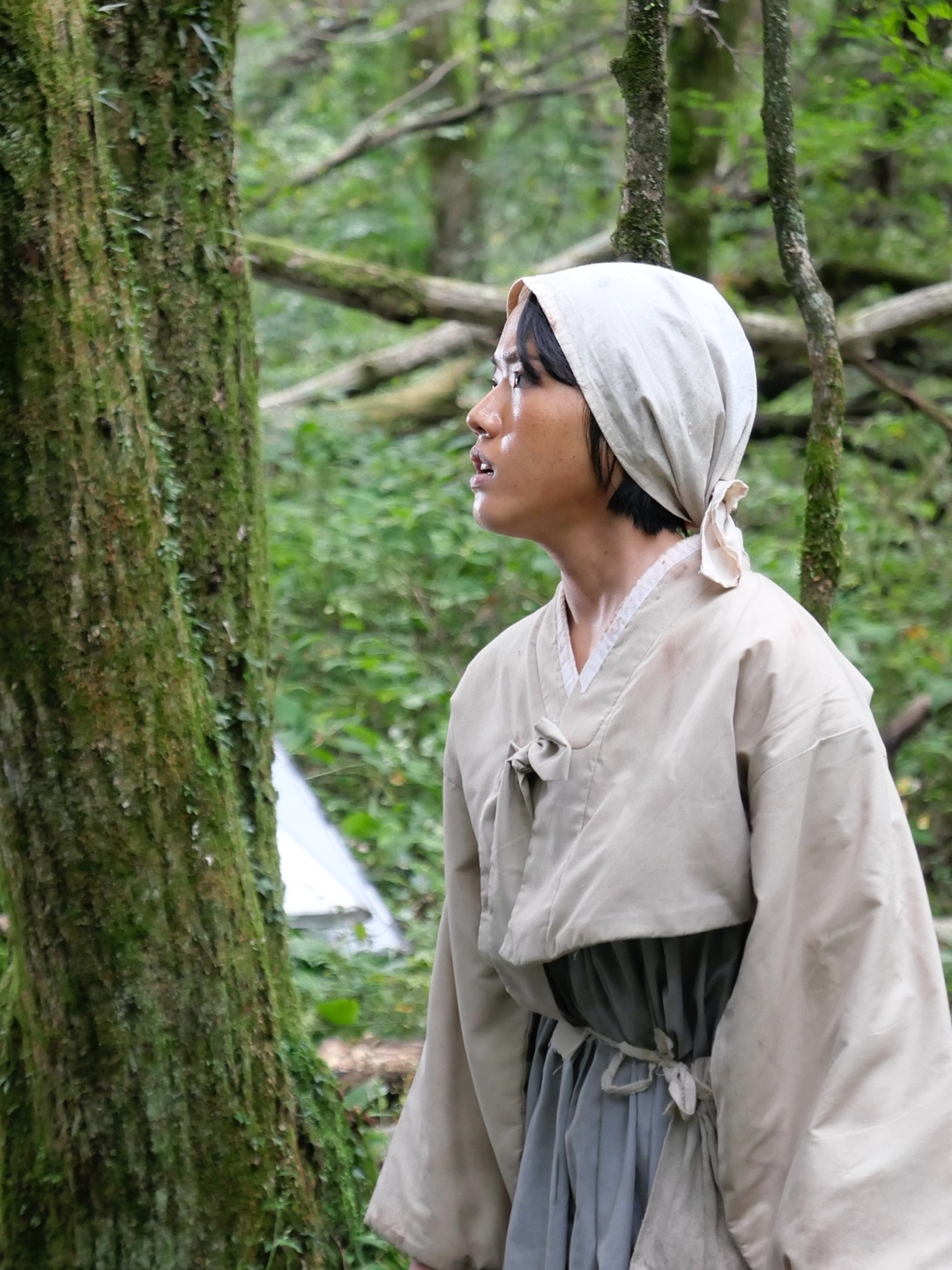 노란 수영복에 섹시한 몸매 어필하는 존예 처자