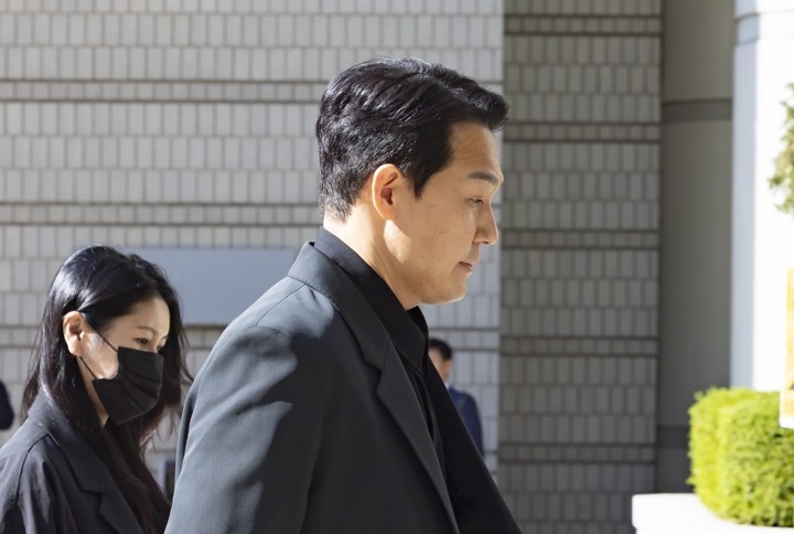 노란 수영복에 섹시한 몸매 어필하는 존예 처자