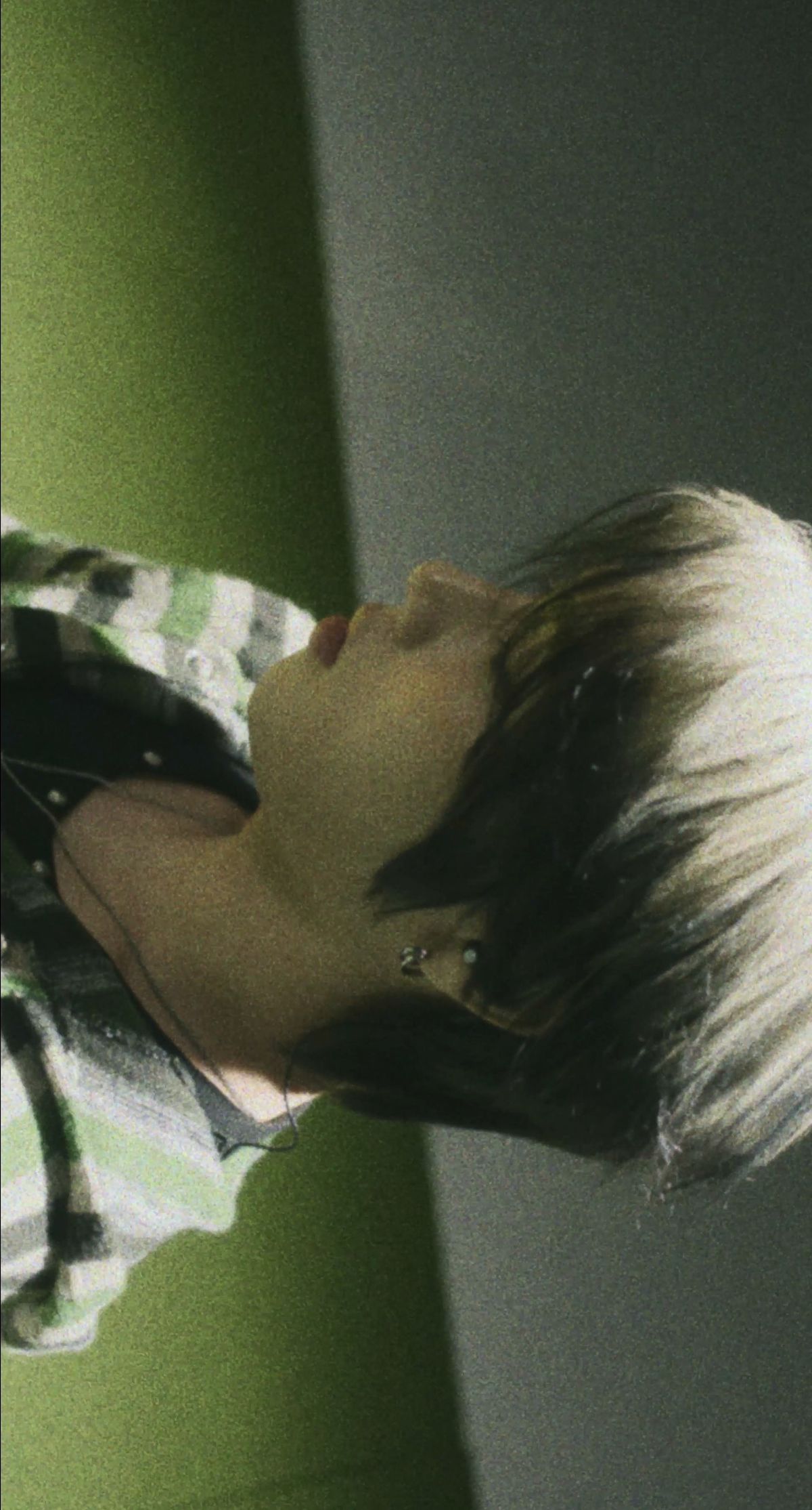 노란 수영복에 섹시한 몸매 어필하는 존예 처자