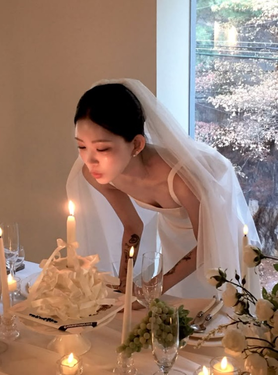 노란 수영복에 섹시한 몸매 어필하는 존예 처자