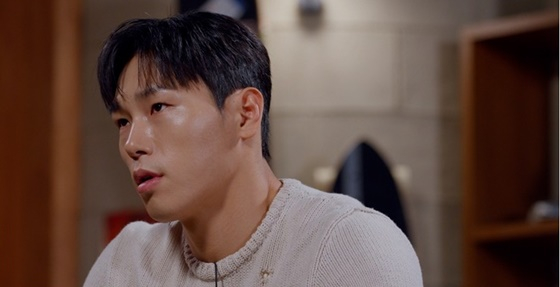 노란 수영복에 섹시한 몸매 어필하는 존예 처자