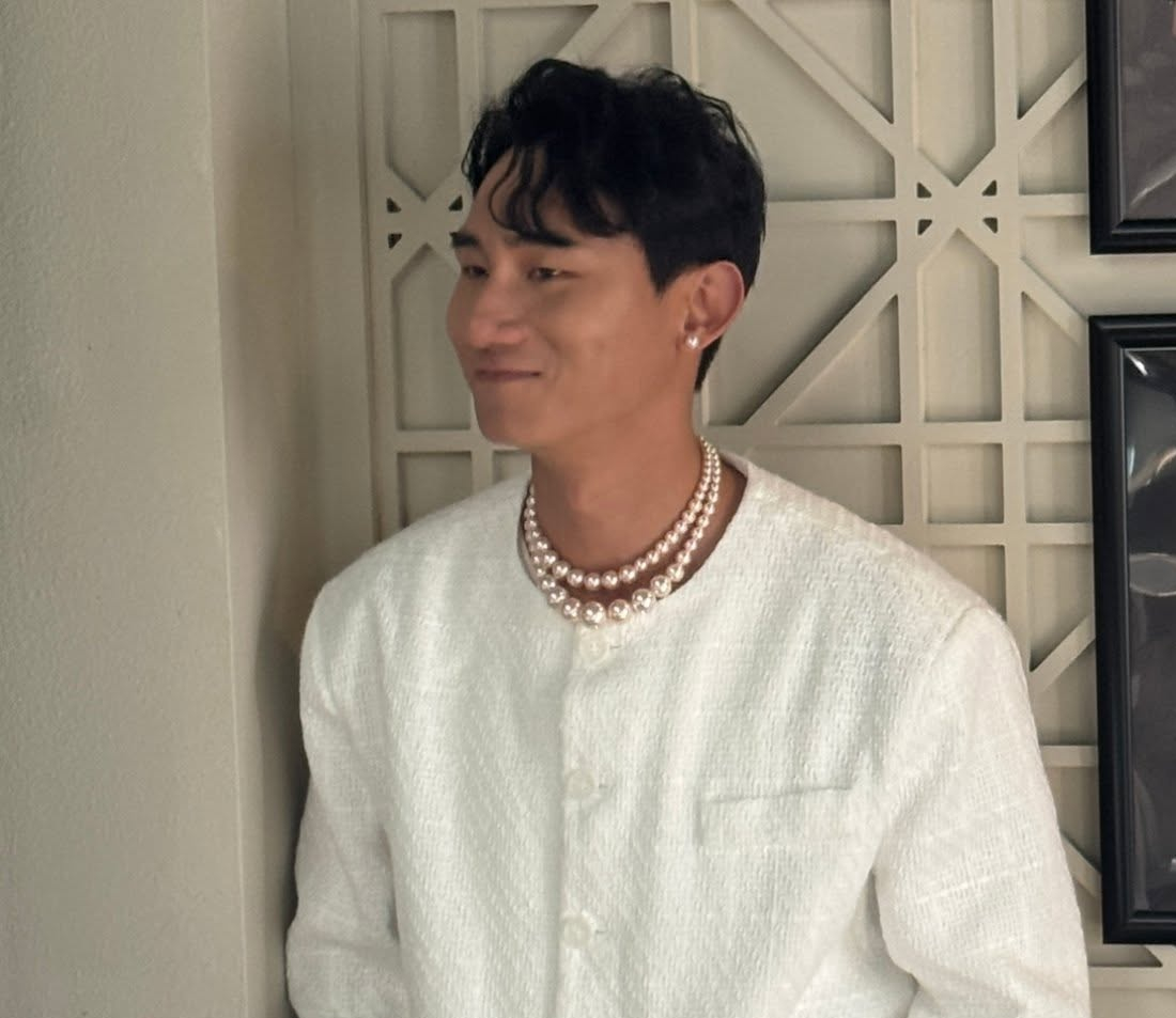 노란 수영복에 섹시한 몸매 어필하는 존예 처자