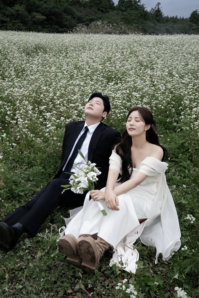 노란 수영복에 섹시한 몸매 어필하는 존예 처자