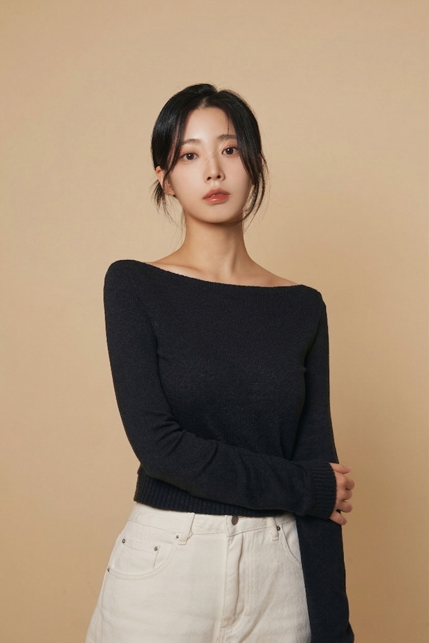 노란 수영복에 섹시한 몸매 어필하는 존예 처자