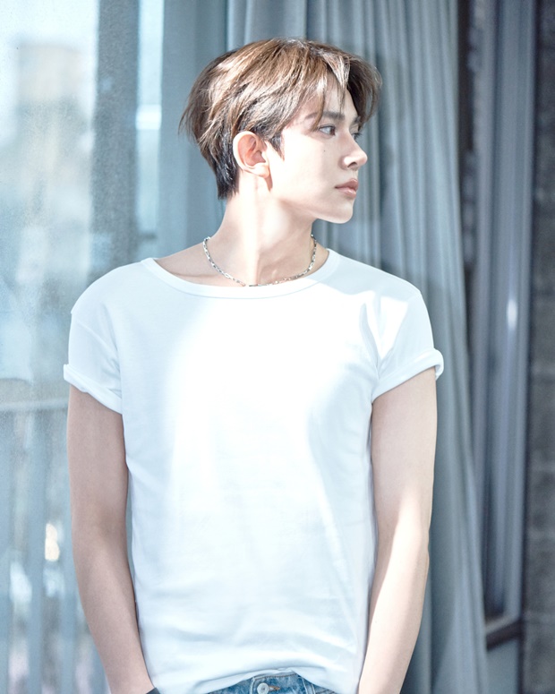 노란 수영복에 섹시한 몸매 어필하는 존예 처자