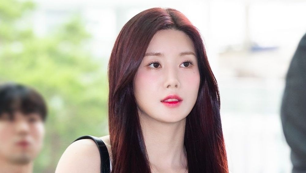 노란 수영복에 섹시한 몸매 어필하는 존예 처자