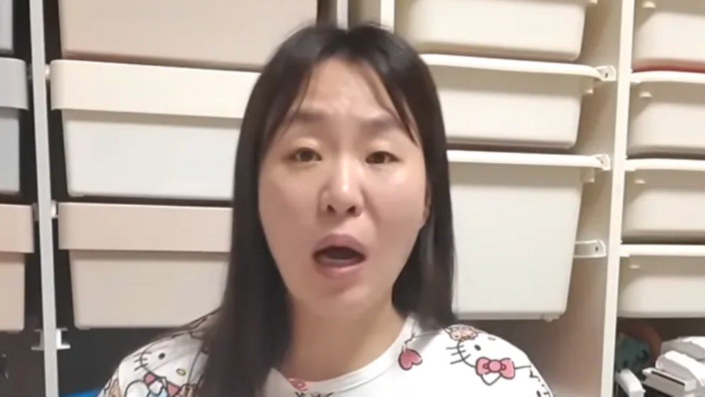 노란 수영복에 섹시한 몸매 어필하는 존예 처자