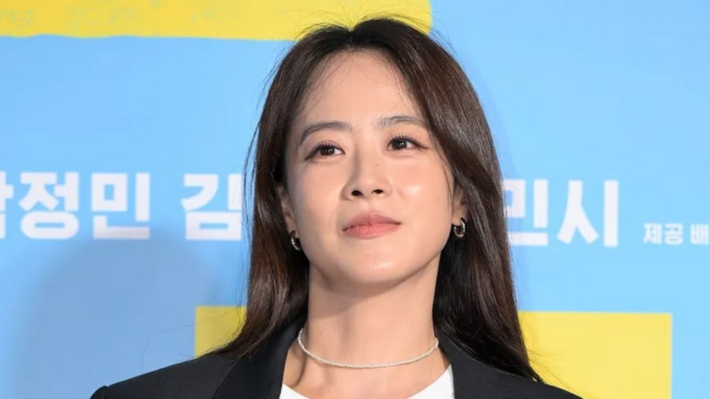 노란 수영복에 섹시한 몸매 어필하는 존예 처자