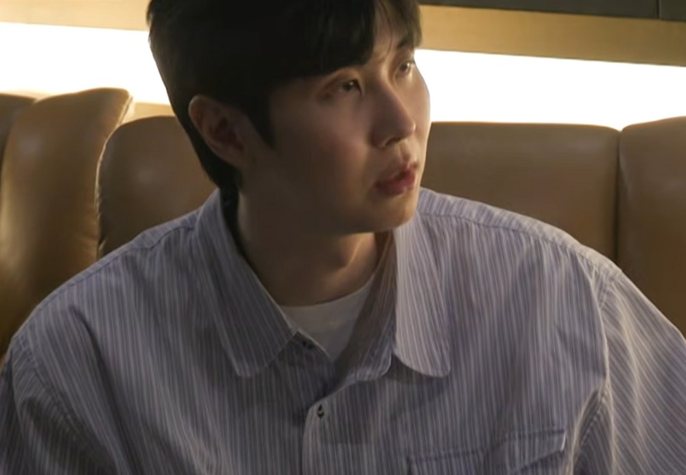 노란 수영복에 섹시한 몸매 어필하는 존예 처자