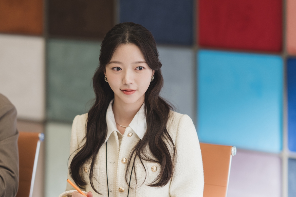 노란 수영복에 섹시한 몸매 어필하는 존예 처자