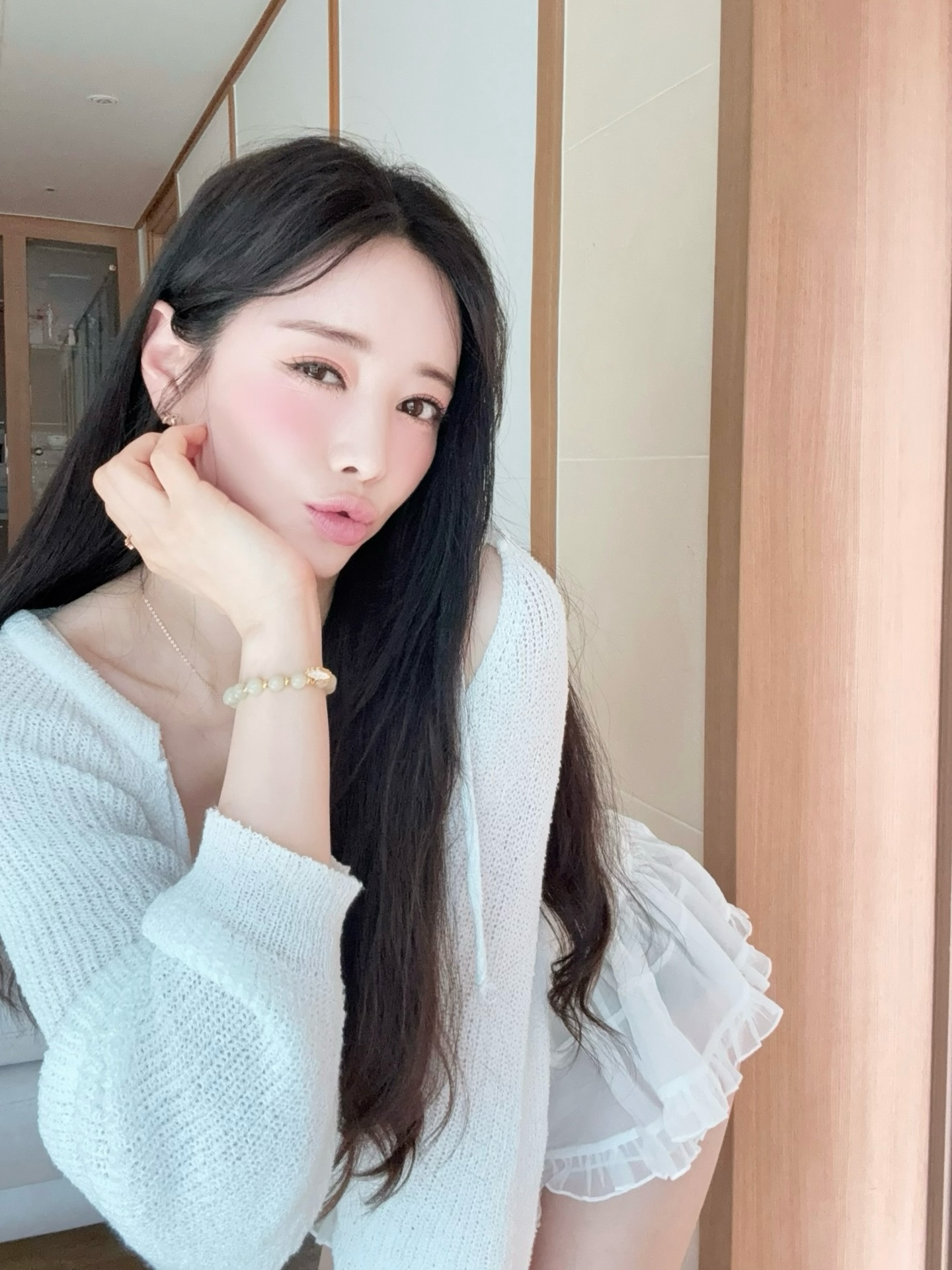 How Hong Soo-ah’s All-White Fashion Elevates Elegance: A Style Guide