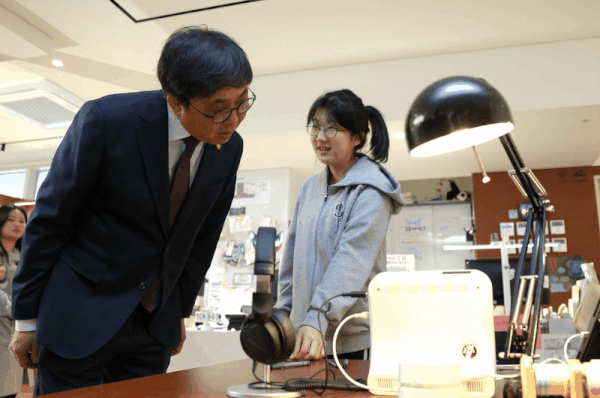 최휘영 문체부 장관은 10일 도서관의 날 기념식에 앞서 선유도서관 2층과 3층에서 선유중학교 1학년 간우빈, 한지후, 제연우, 장윤서, 박시은, 3학년 김은선, 권나예, 최수연 학생 등을 만나 설명을 듣고 있다.