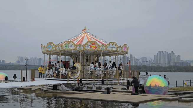 10일 오후 2시경 서울 영등포구 여의도한강공원에서 열린 '서울 스프링페스티벌'의 체험형 콘텐츠인 한강 회전목마를 시민들이 타고 있다. /영상=박수빈 기자