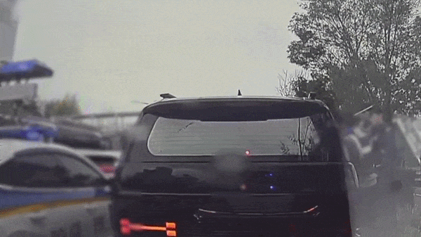 경찰이 정지 명령에 불응한 차량을 강제 개방하기 위해 조수석 유리창을 파손하고 있다. /사하경찰서 제공