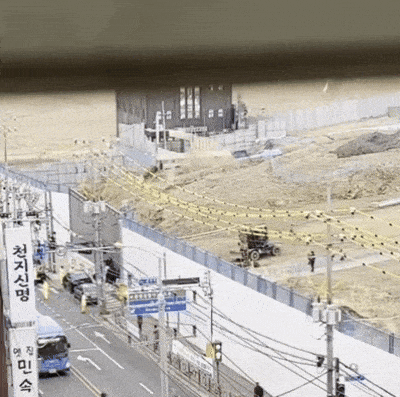 9일 오전 용역직원으로 추정되는 한 남성이 부지 평탄화 작업 중이던 포크레인으로 돌진하고 있다. [독자 제공]