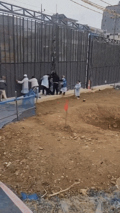 해임된 전 조합장 측 관계자가 게이트로 돌진해 이를 방어하려는 DL이앤씨 측 안전관리 요원들의 모습. [독자 제공]