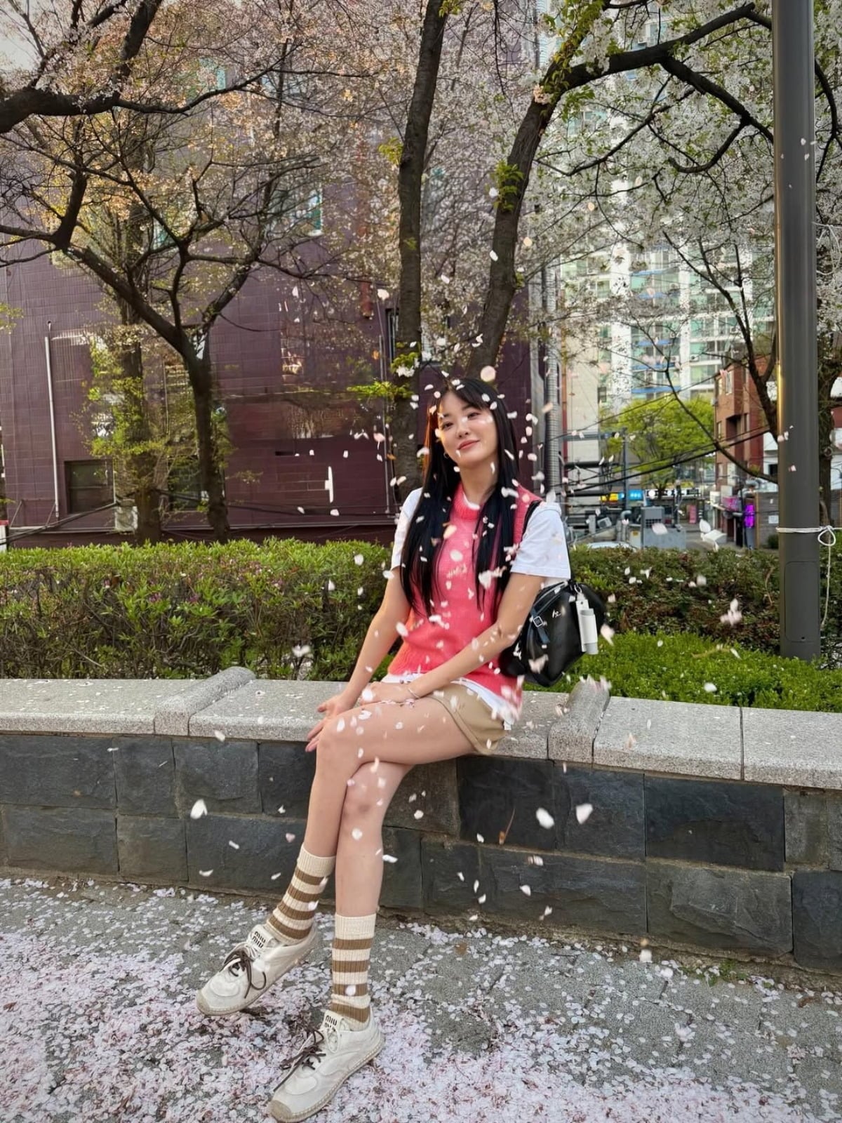 노란 수영복에 섹시한 몸매 어필하는 존예 처자