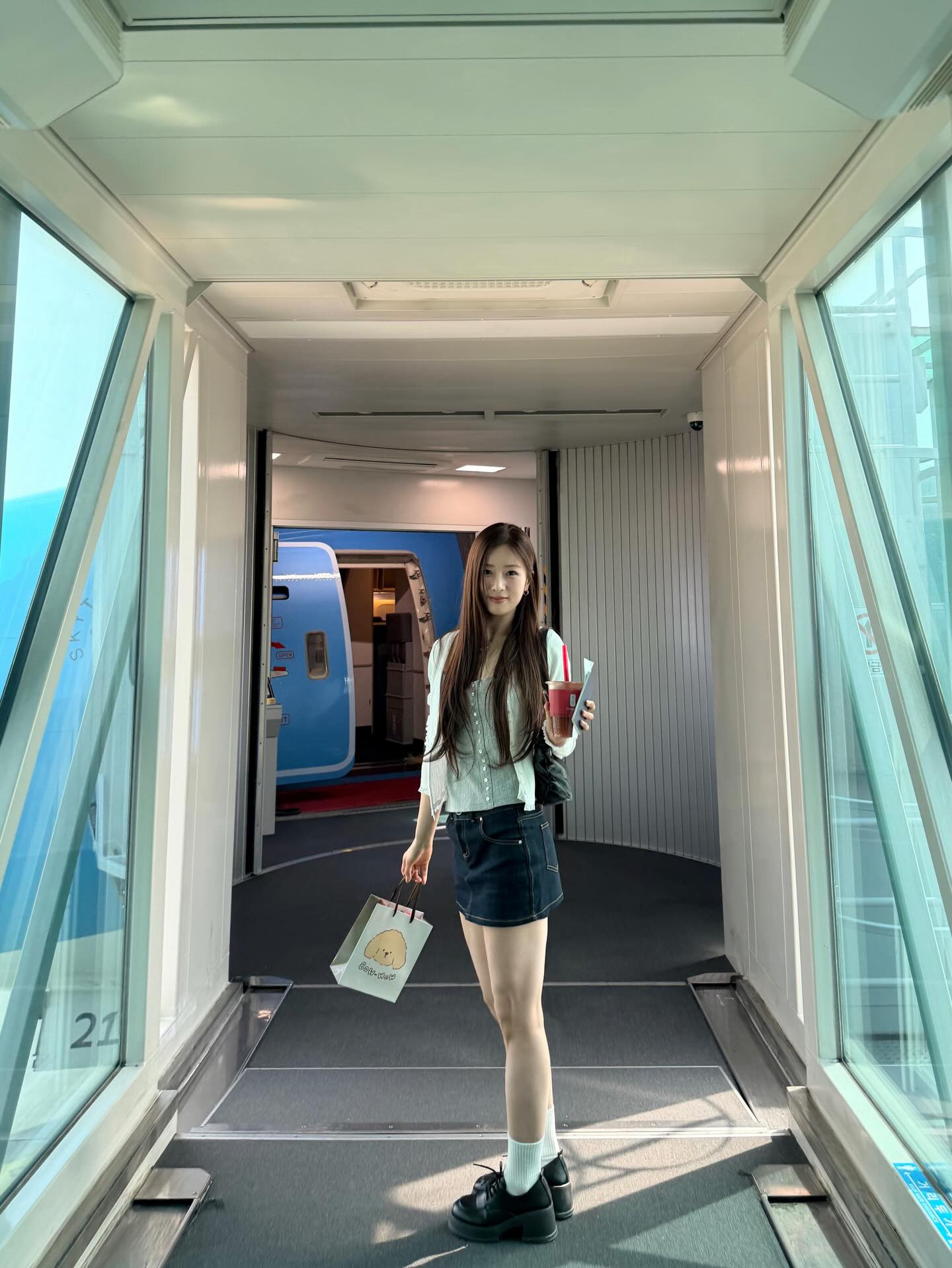 Yoon Bo-mi’s Fresh Airport Fashion: What Makes Her Look So Irresistibly Charming?