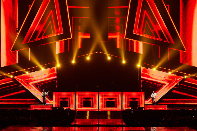 노란 수영복에 섹시한 몸매 어필하는 존예 처자