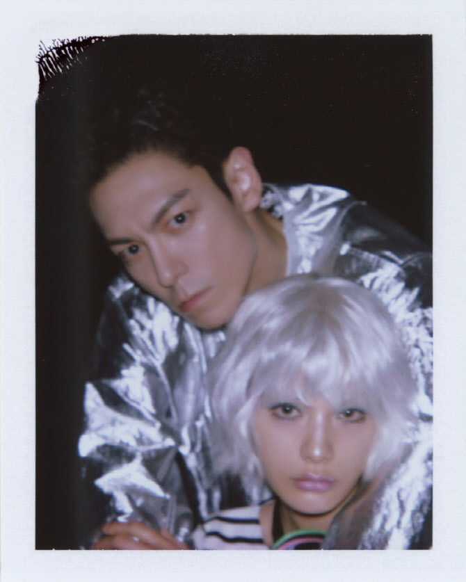 노란 수영복에 섹시한 몸매 어필하는 존예 처자