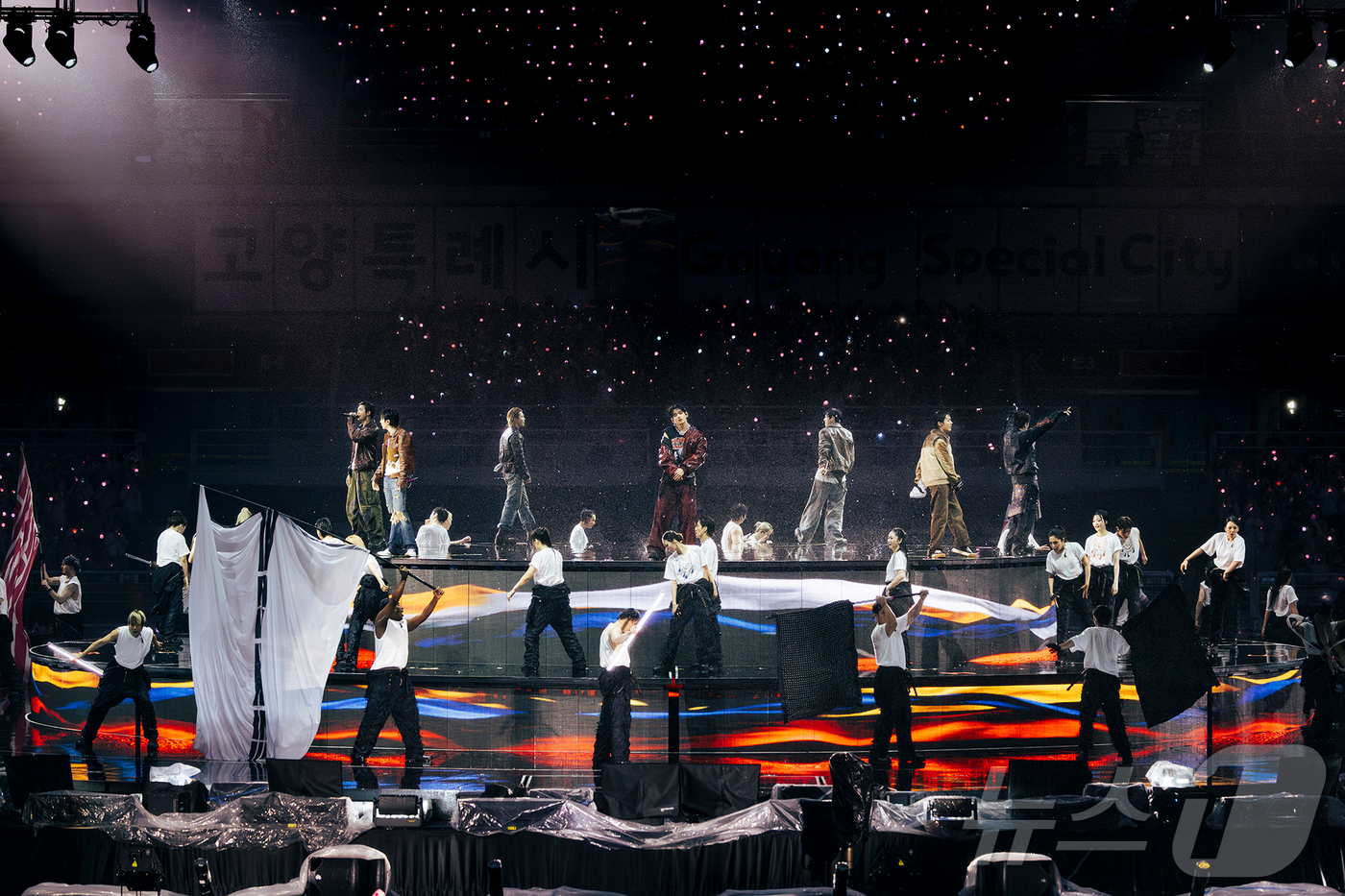 노란 수영복에 섹시한 몸매 어필하는 존예 처자