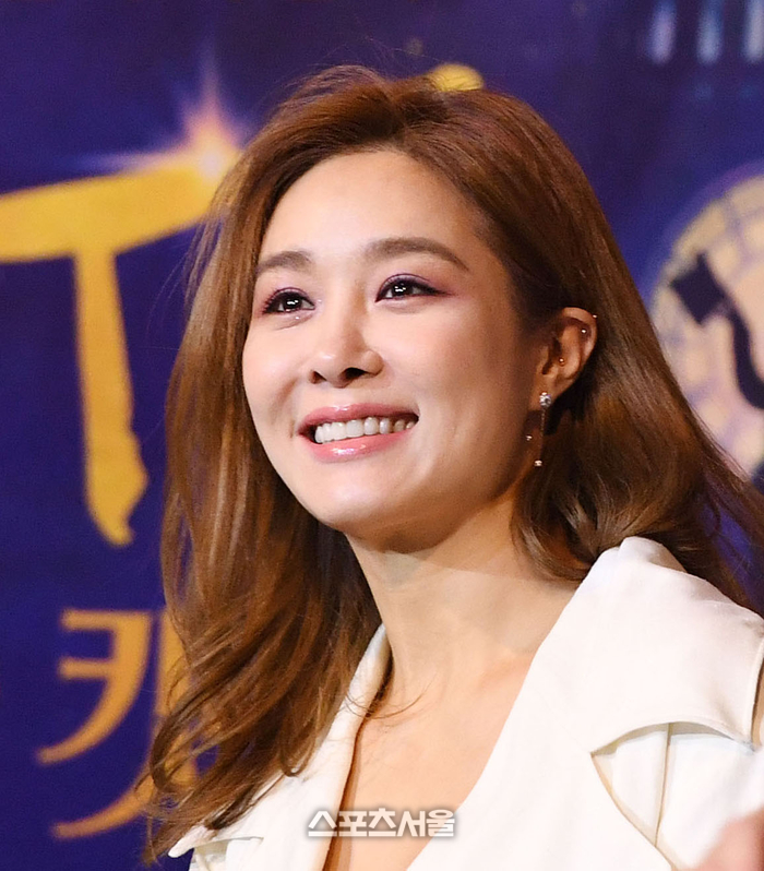 노란 수영복에 섹시한 몸매 어필하는 존예 처자