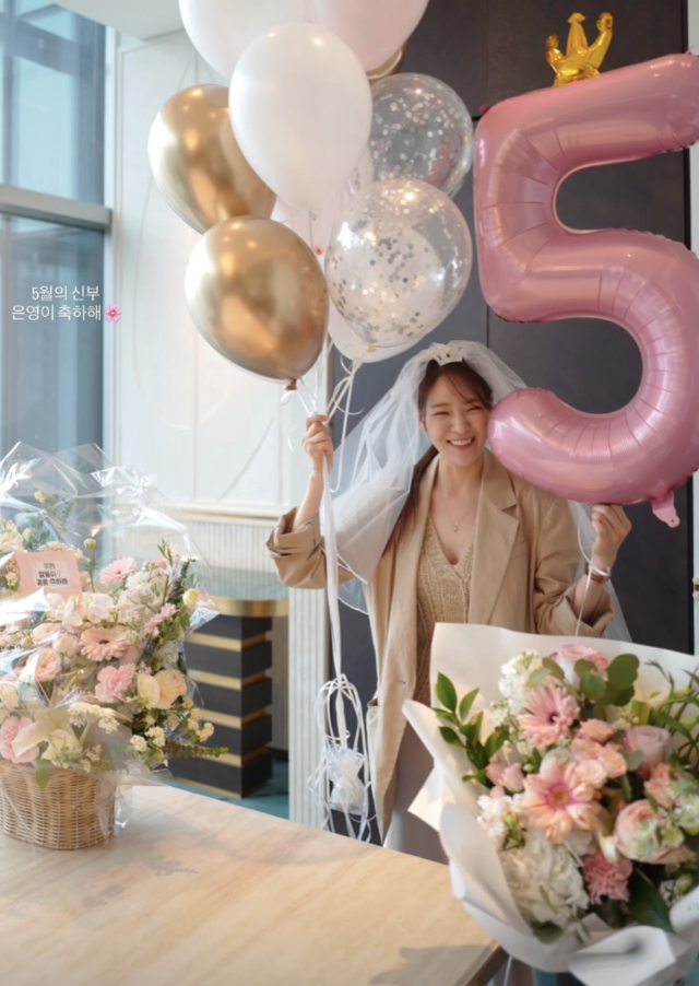 노란 수영복에 섹시한 몸매 어필하는 존예 처자