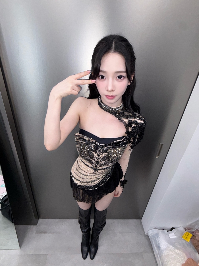 노란 수영복에 섹시한 몸매 어필하는 존예 처자