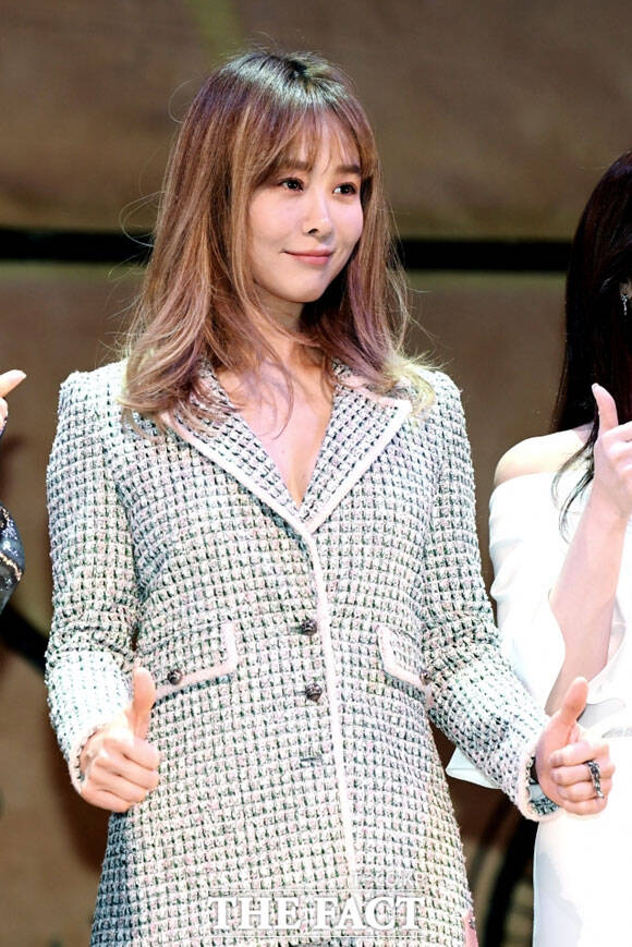 노란 수영복에 섹시한 몸매 어필하는 존예 처자