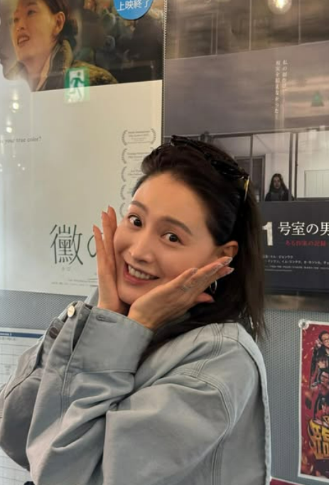 노란 수영복에 섹시한 몸매 어필하는 존예 처자