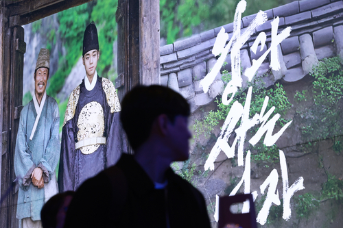 노란 수영복에 섹시한 몸매 어필하는 존예 처자