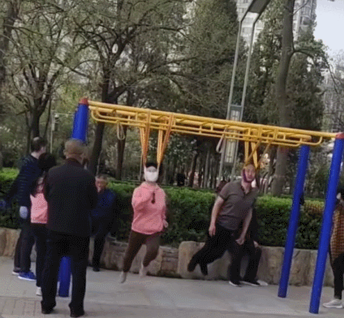 최근 중국에서 유행하는 '목매달기 운동' 모습./영상=틱톡