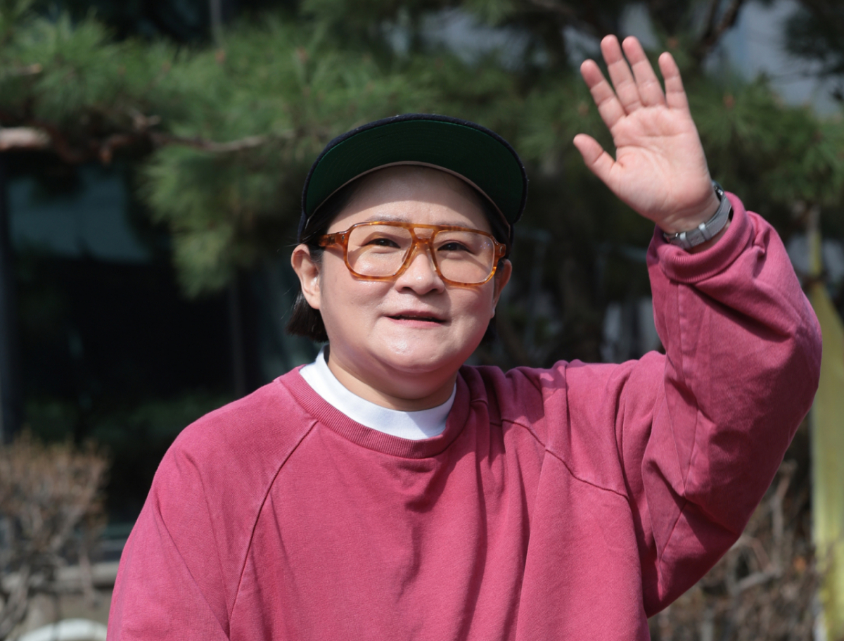 노란 수영복에 섹시한 몸매 어필하는 존예 처자