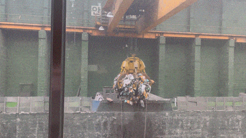 서울 강남구 일원동 강남자원회수서실 공장동 5층에서 소각을 위해 쓰레기가 옮겨지고 있다. 박병국 기자