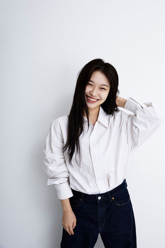 노란 수영복에 섹시한 몸매 어필하는 존예 처자