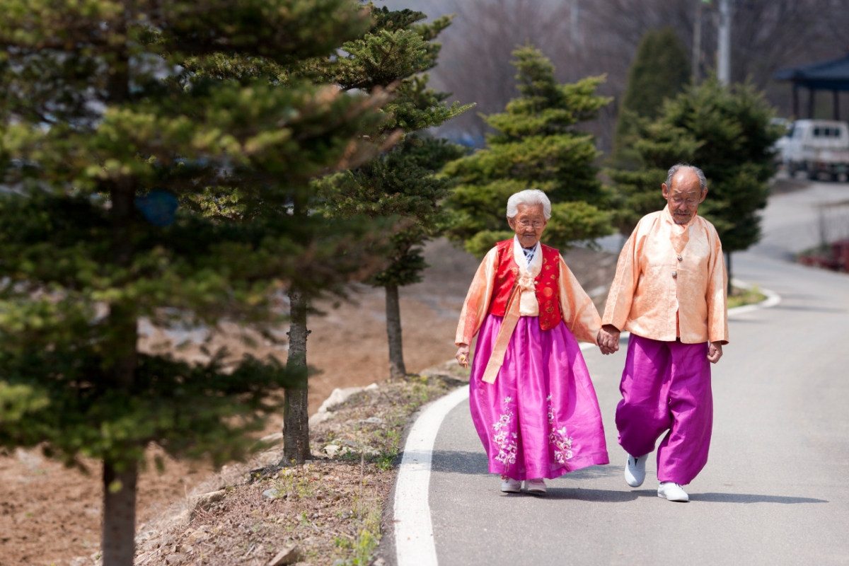 노란 수영복에 섹시한 몸매 어필하는 존예 처자