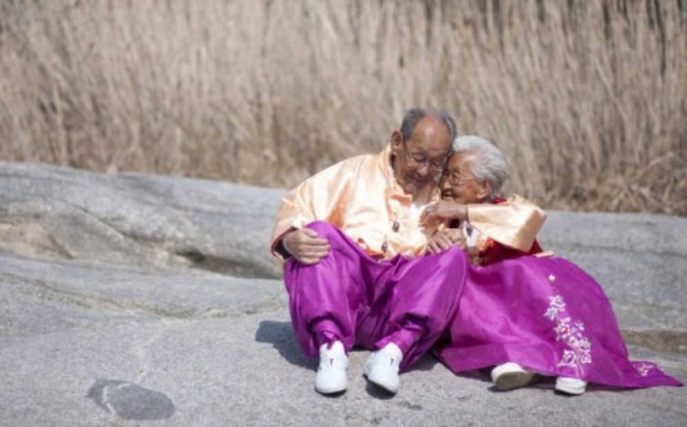 노란 수영복에 섹시한 몸매 어필하는 존예 처자