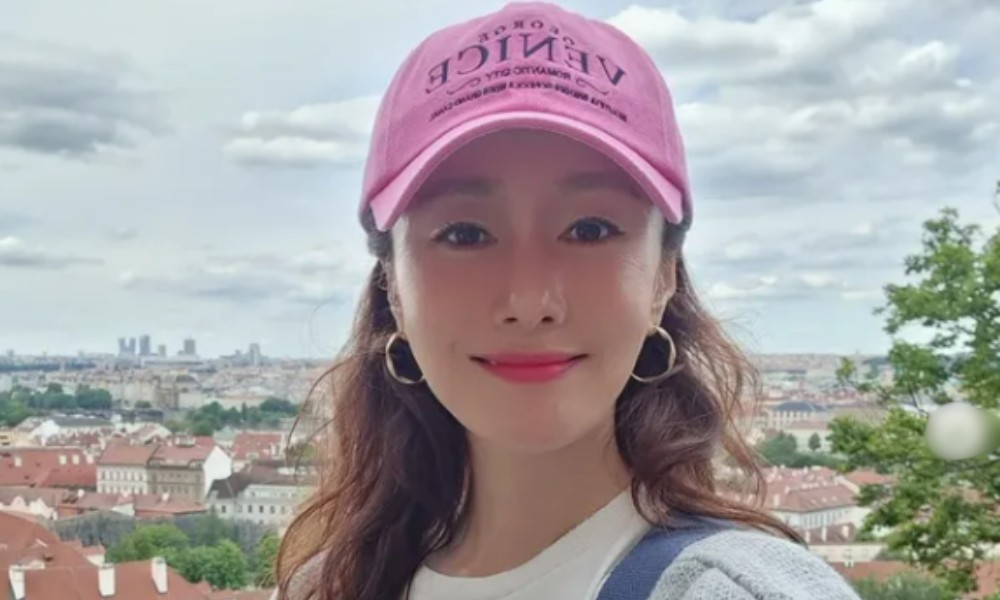 노란 수영복에 섹시한 몸매 어필하는 존예 처자