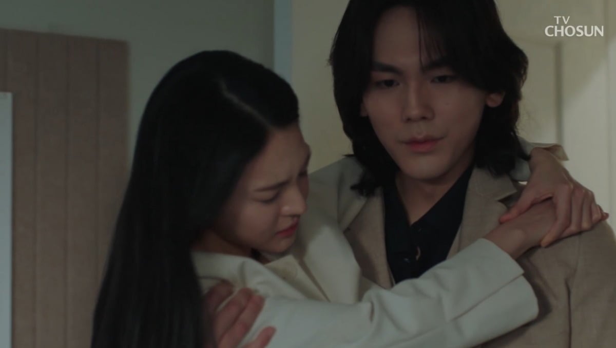 노란 수영복에 섹시한 몸매 어필하는 존예 처자