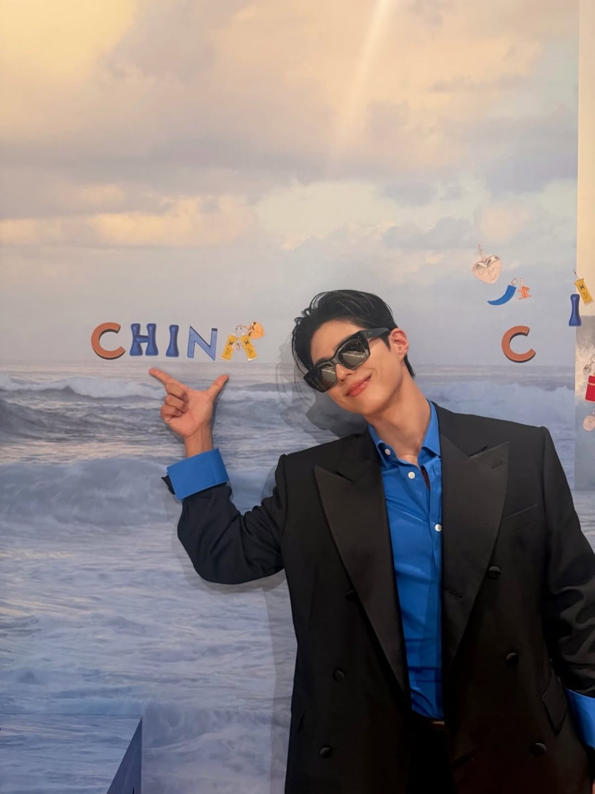 노란 수영복에 섹시한 몸매 어필하는 존예 처자