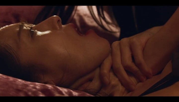 노란 수영복에 섹시한 몸매 어필하는 존예 처자