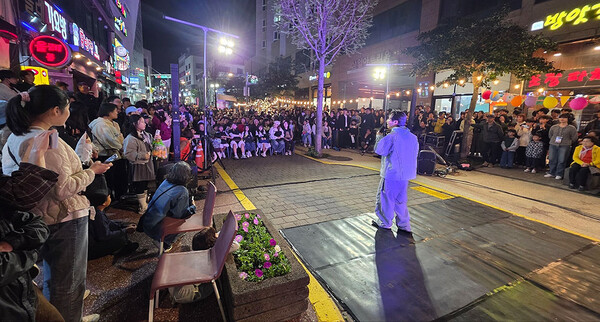 이중섭거리 거리무대 앞에 관객이 빽빽하게 모여 공연을 지켜보고 있다