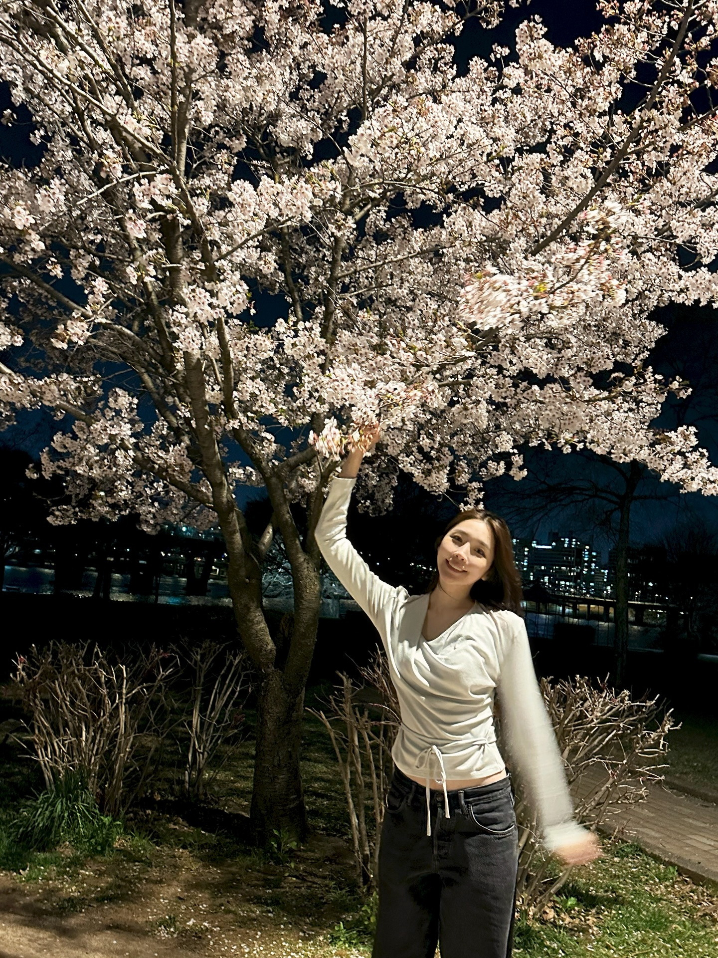 Spring Fashion Inspiration: How to Achieve 성해은’s Romantic Look with Basic Items