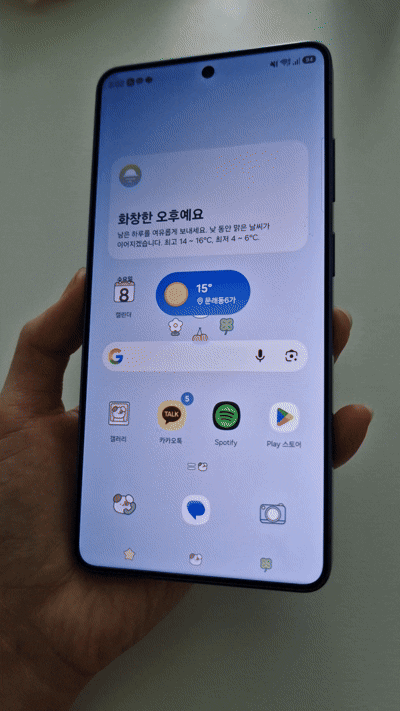 갤럭시 S26 울트라 ‘AI 프라이버시 모드’ 적용 모습. 정면에서는 정상적으로 화면을 확인할 수 있지만 측면에서는 화면 식별이 어려워 공공장소에서도 사생활 보호가 가능하다. 손희정 기자 sonhj1220@